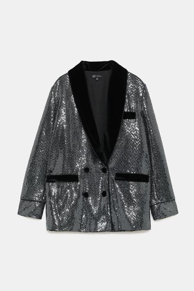 Blazer metalizada, con detalles de solapa, bolsillos y botones de terciopelo (49,95 euros).