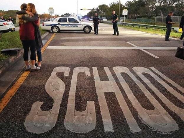 En Parkland (Florida), tras la matanza en febrero de 17 alumnos en el instituto Marjory Stoneman Douglas. El asesino fue un exestudiante de 19 años./D.R.