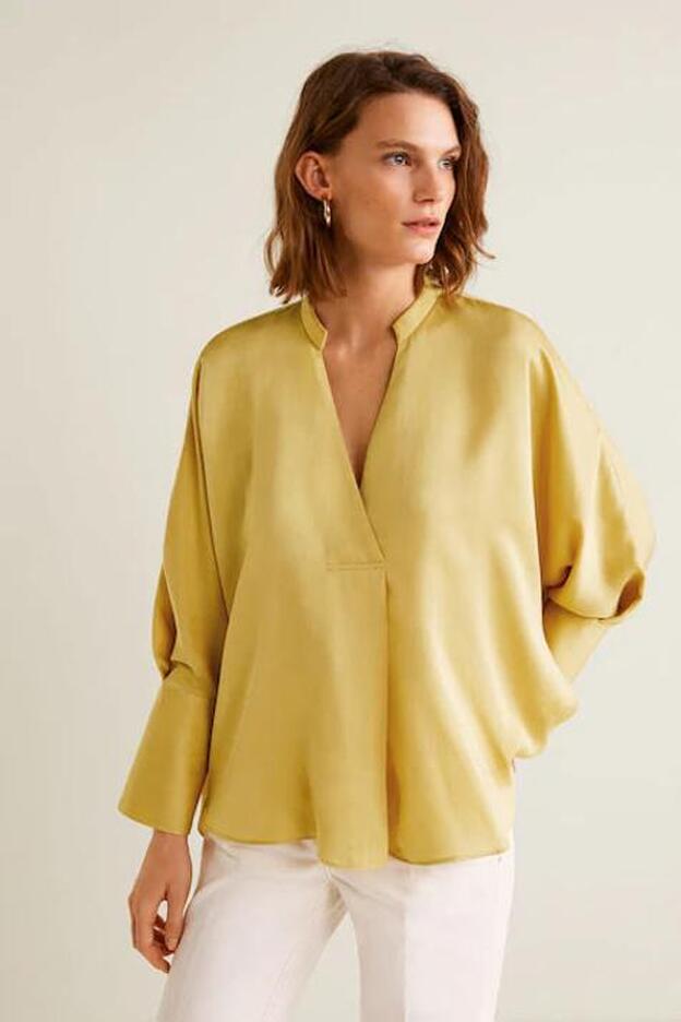 Blusa satinada, 39,99 euros.