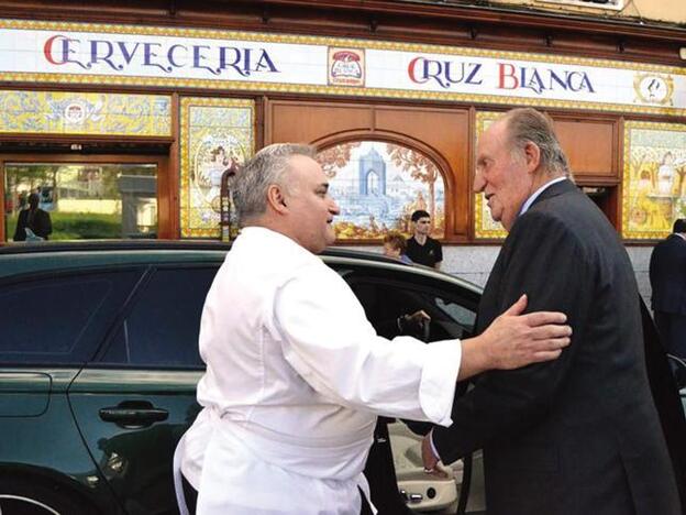 El Rey Emérito en la puerta del restaurante Cruz Blanca.