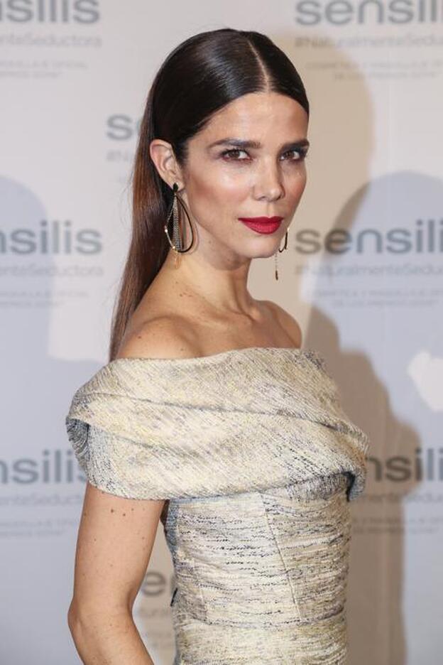 Juana Acosta dio todo el protagonismo este peinado con su vestido con hombros descubiertos.