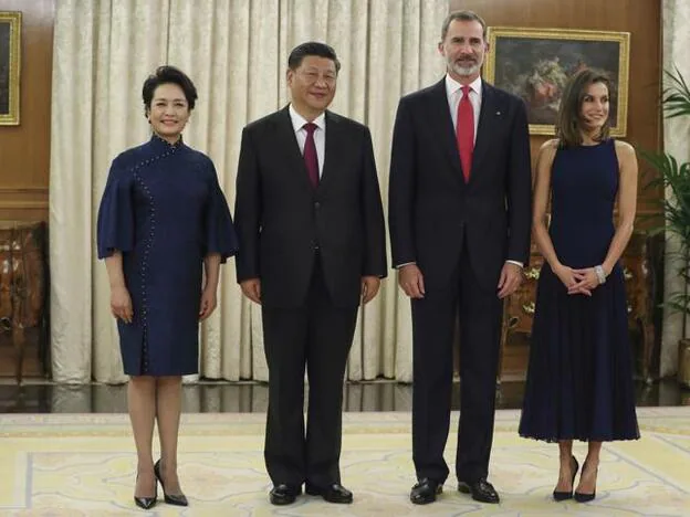 La Reina y la Primera Dama de China han lucido looks muy coordinados. Pincha en la foto para ver otras famosas que también 'se copian' el look./Gtres