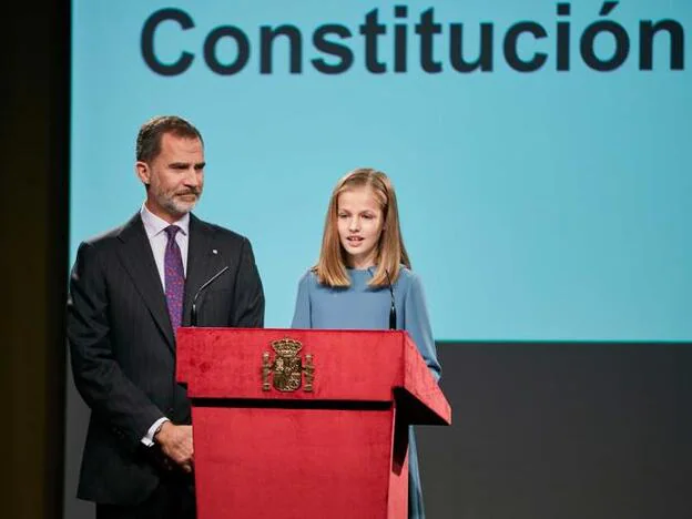 La Princesa de Asturias leyendo un fragmento de la Constitución./Getty Images