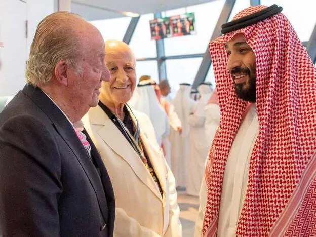Don Juan Carlos con el príncipe Mohamed de Arabia Saudí.