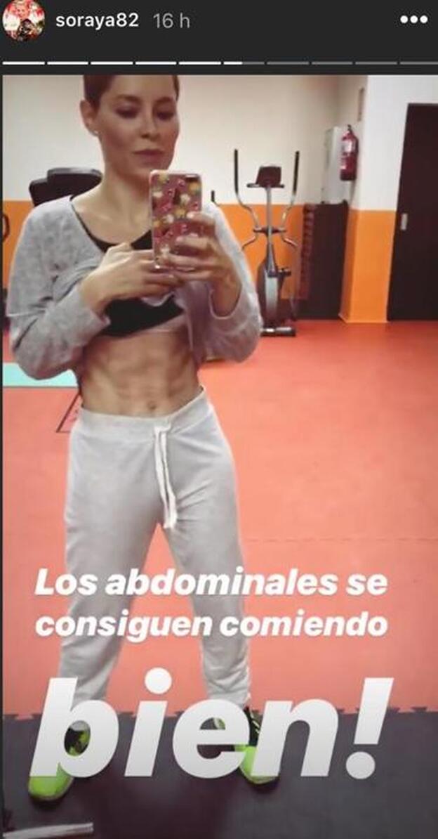 Soraya Arnelas presumiendo de abdominales ante sus seguidores de Instagram.