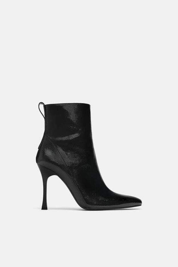 Botines de tacón, de Zara (29,95 euros).