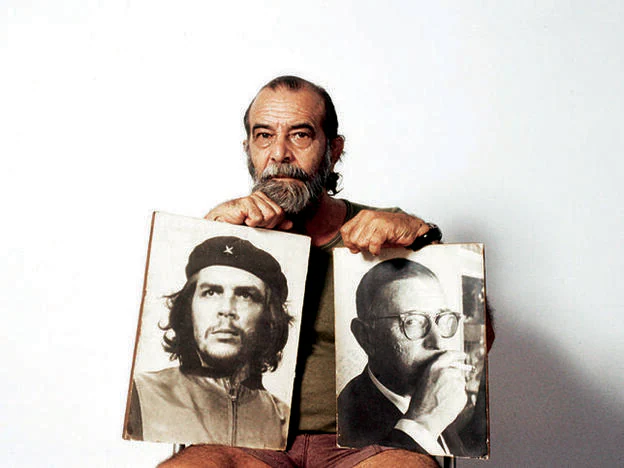 El fotógrafo Alberto Korda con dos de sus obras: el icónico retrato del Che y otro de Jean Paul Sartre.