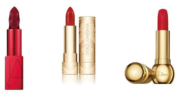 Spiked Audacious Lipstick en tono Siouxie de la coleccion Holiday de NARS (31 euros). Classic Cream Lipstick en tono Baroque Red de Dolce & Gabbana (38 euros). Diorific Lipstick en tono Desirable de Dior (41 euros).