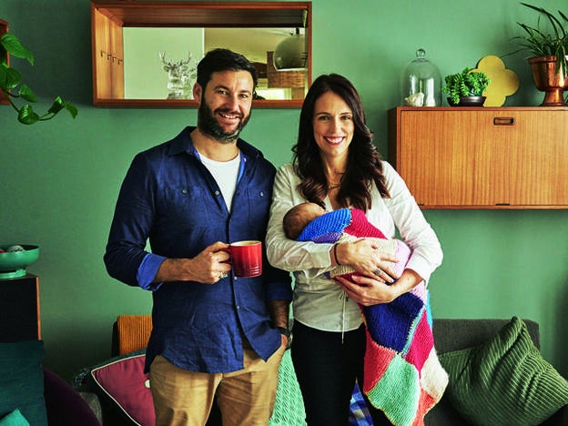 Jacinda y su pareja, Clarke Gayford, posan con su hija recién nacida el pasado mes de agosto