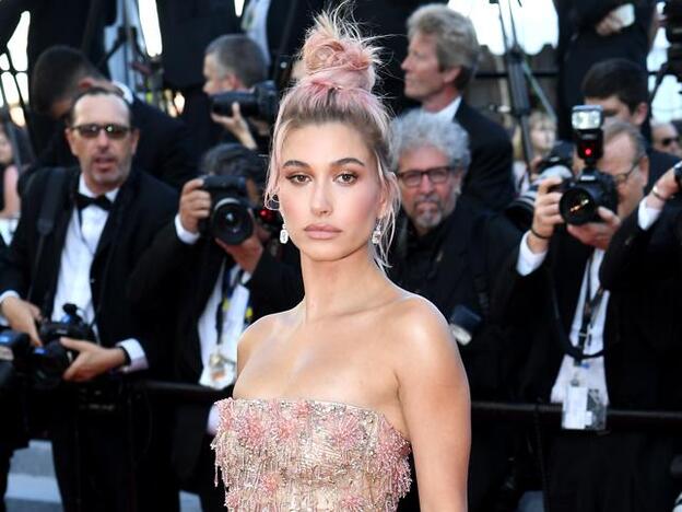 El pelo de Hailey Baldwin queda bien con un estilismo de ropa más moderno, no con un vestido de gala.