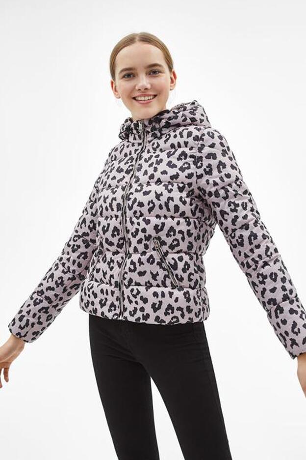 Este abrigo de plumas de leopardo | Mujer Hoy