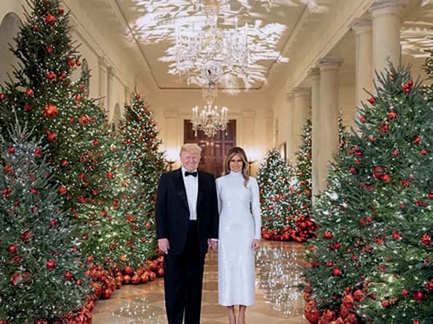 Melania y Donald Trump celebran la Navidad con esta estampa.