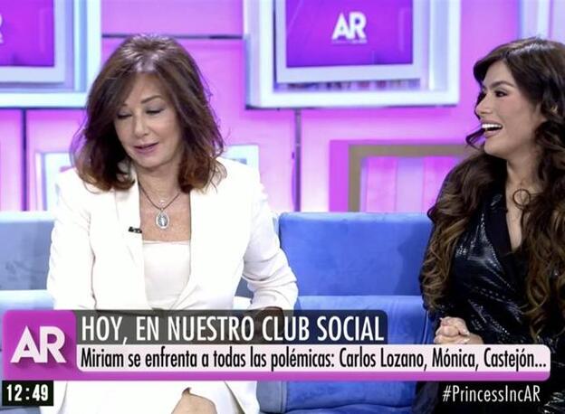 Ana Rosa Quintana con Miriam Saavedra en su programa./telecinco.