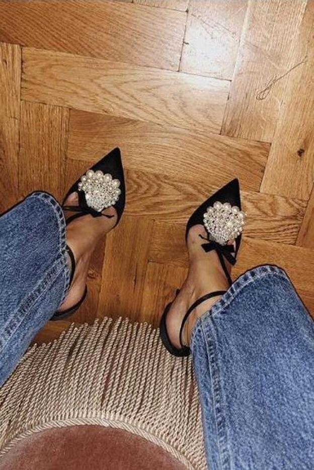 La estilista nórdica Jeanette Friis Madsen es una fan de los zapatos, botas y zapatillas. En la foto, con vaqueros y zapatos destalonados con apliques de perlas, de Christian Louboutin.