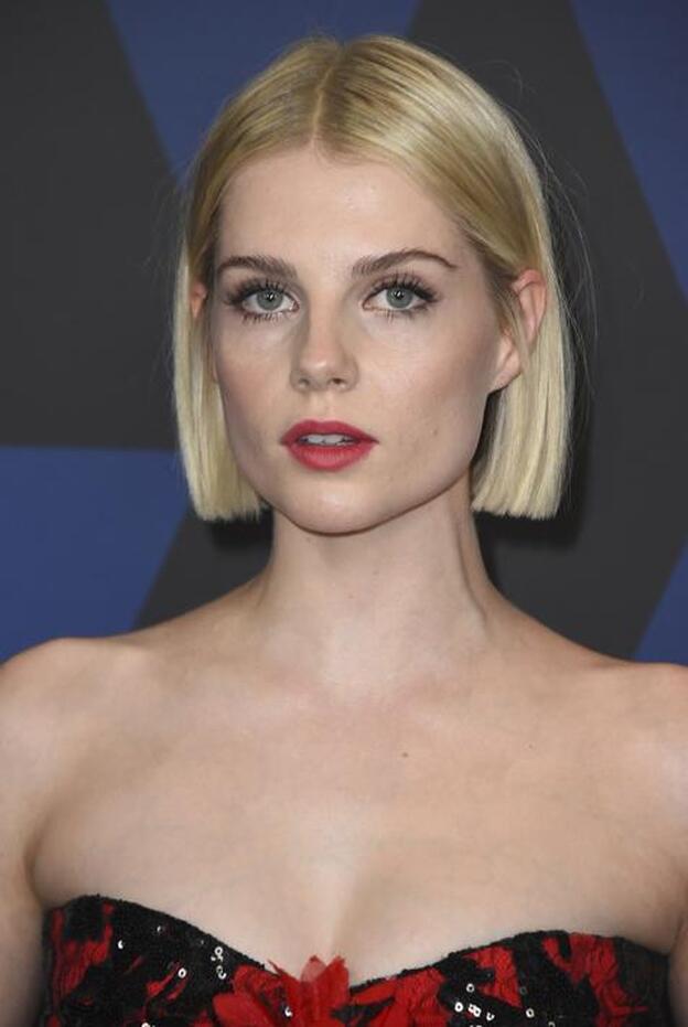 Lucy Boynton con el mismo corte en su versión más lisa.