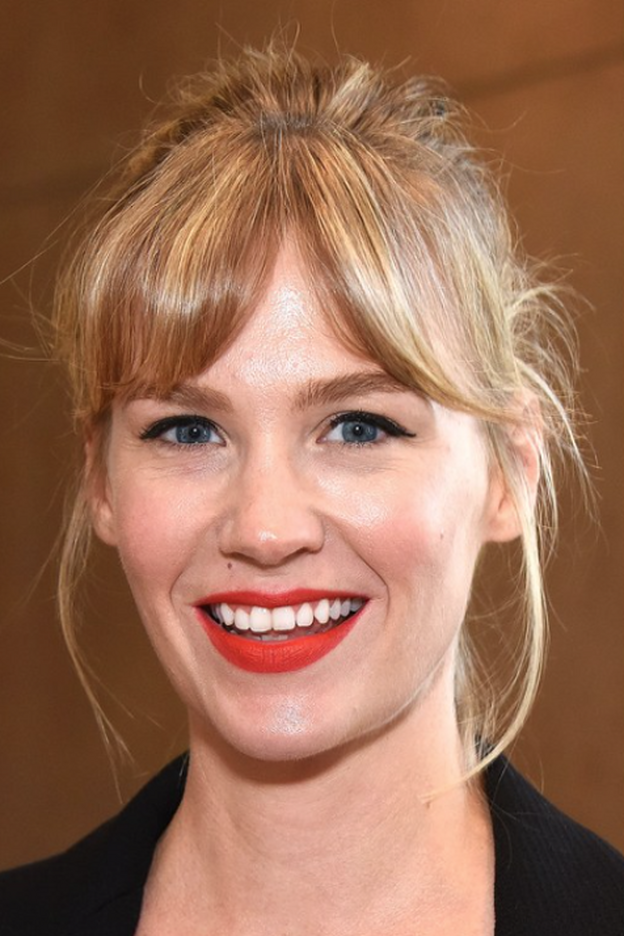 El flequillo partido a la mitad de January Jones.