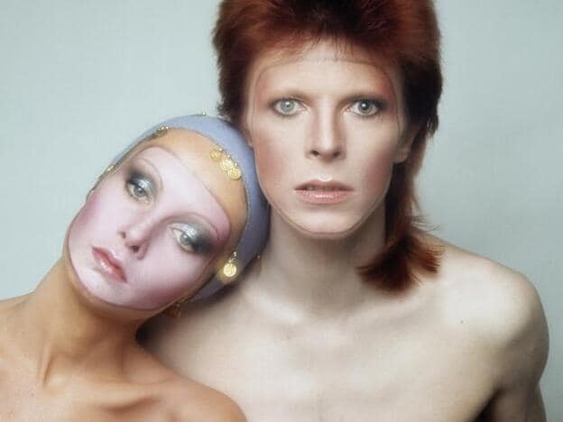 David Bowie junto a una modelo en Paris para la portada de su álbum 'Pin Ups', 1973.