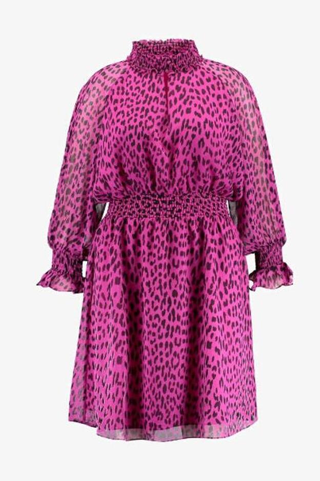 Vestido con estampado 'animal print' de leopardo sobre fondo fucsia, 109,95 euros.