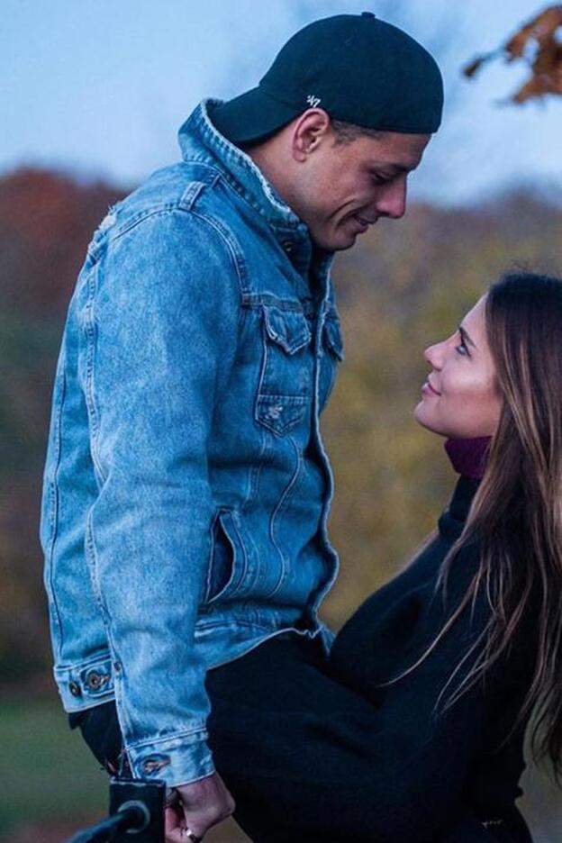 Chicharito Hernández y Sarah Kohan, que esperan su primer hijo, se han comprometido. Pincha sobre la foto para ver las parejas de famosos que comenzaron en 2018./instagram.