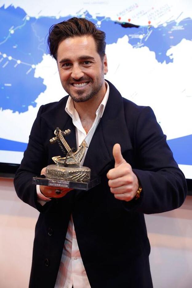 David Bustamante con el premio que le entregó el alcalde de San Vicente de la Barquera en Fitur. Pincha sobre la foto para ver su historia de amor rota con Paula Echevarría./gtres.