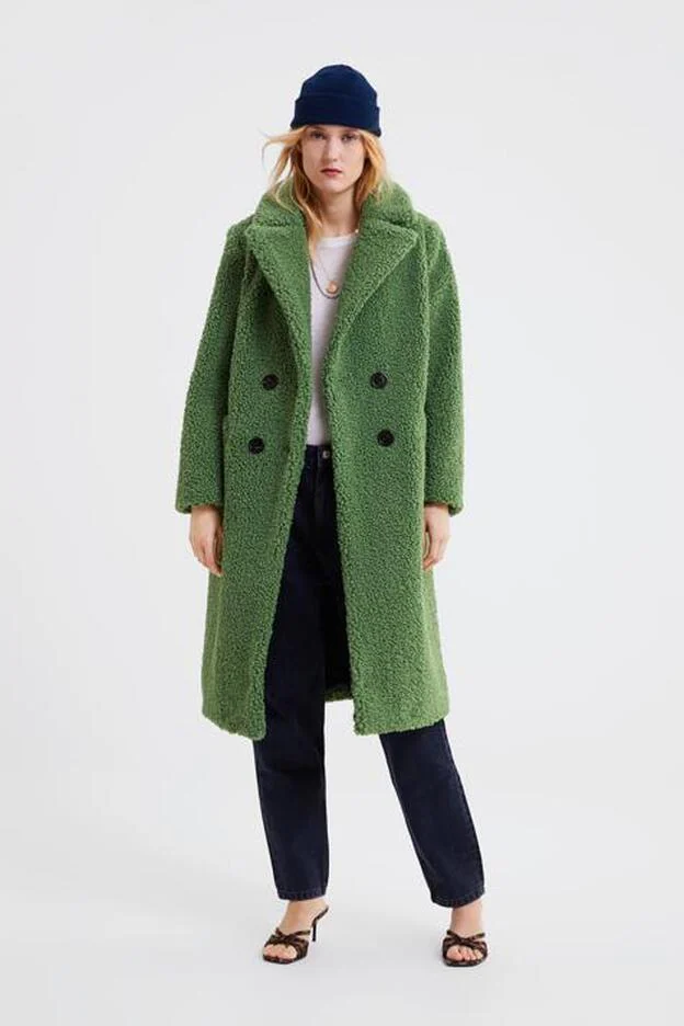 El abrigo que se lleva ahora es color verde | Mujer Hoy