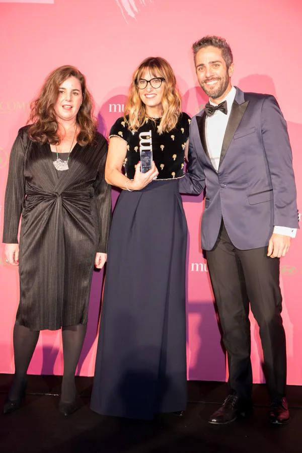 Noemí Galera, recogiendo su premio de mano de su compañero, el presentador Roberto Real y Elena Gris, Directora de Marketing de HYUNDAI Motor España.