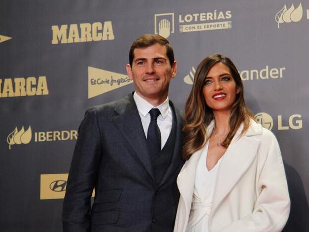 Sara Carbonero recibe el cariño de Iker Casillas en su 35 cumpleaños. Pincha sobre la foto para ver cómo conseguir la versión barata del abrigo de la presentadora./cordon press.