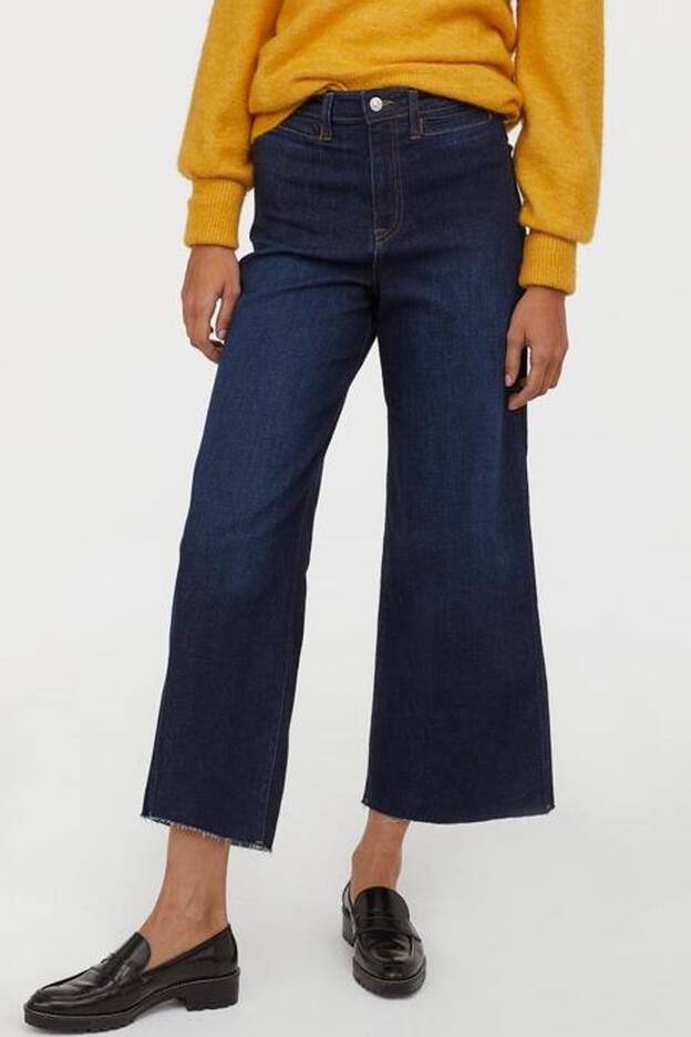 Pantalones con el bajo deshilachado de H&M.