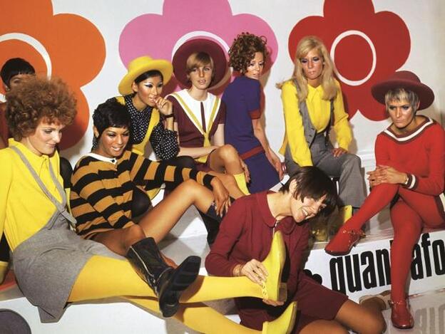 Mary Quant (en el centro, de rojo) y sus modelos, en el lanzamiento de su línea de calzado (1967)./PA Prints