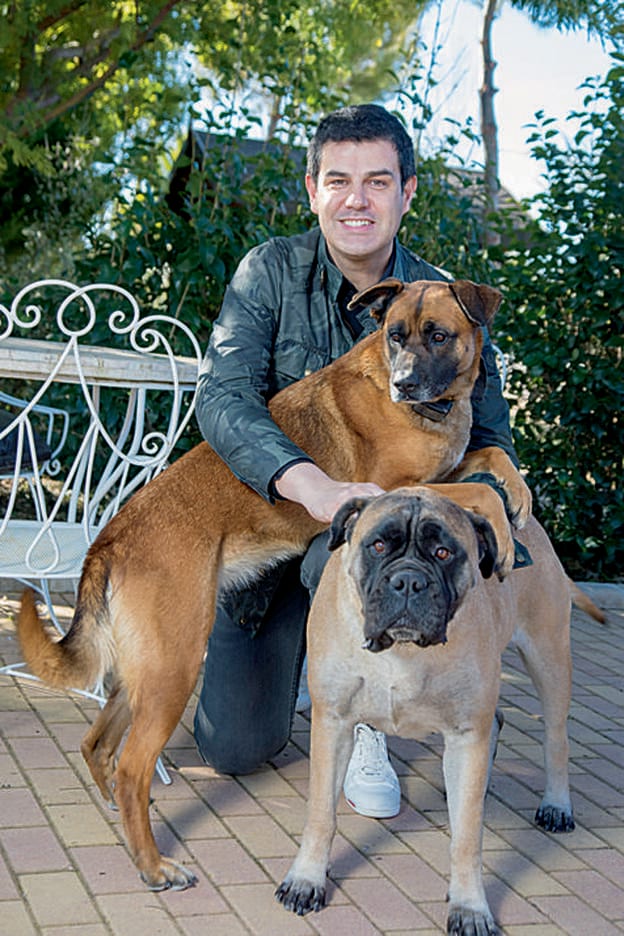 El diseñador Alejandro de Miguel tiene dos perros./josé l. dueñas..