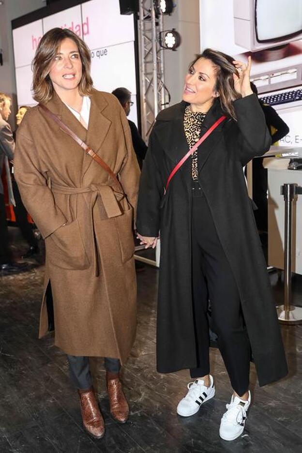 Nagore Robles y Sandra Barneda, de la mano por las calles de Madrid.