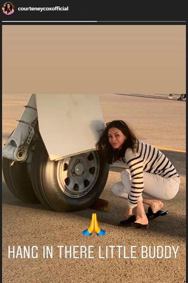 Courteny Cox posa con la rueda que les dio problemas en el viaje de cumpleañso de Jennifer Aniston.