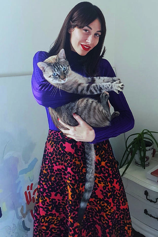 Natalia Ferviú junto a uno de sus gatos./redes