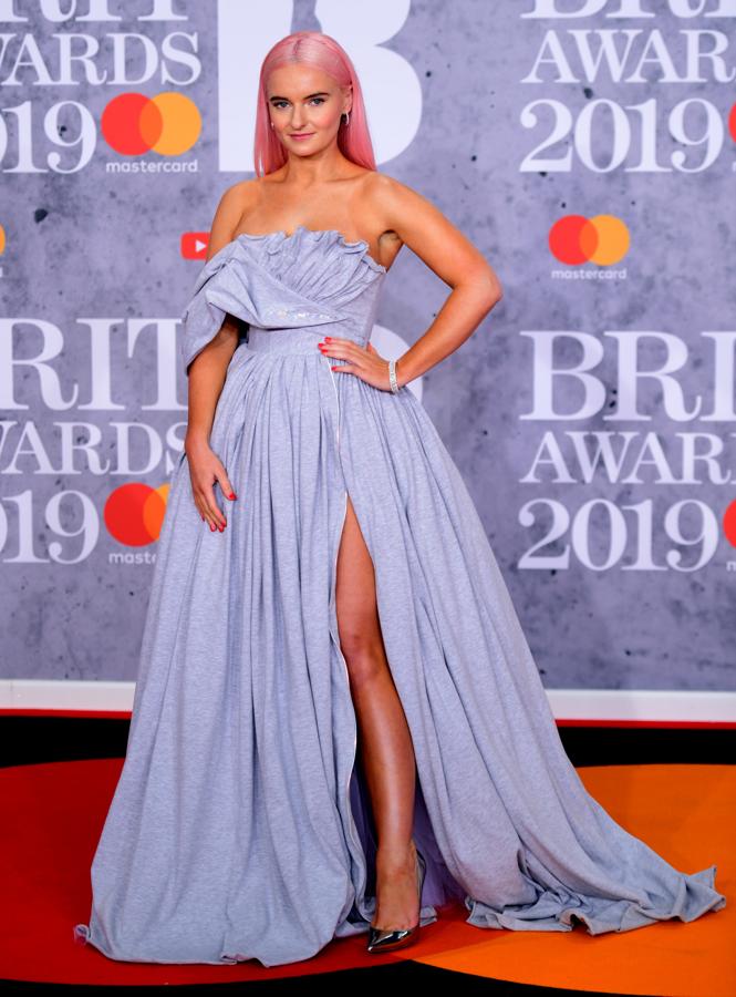 Los looks de Brit Awards 2019 que no nos gustaría ver en los Oscar: Grace Chatoo