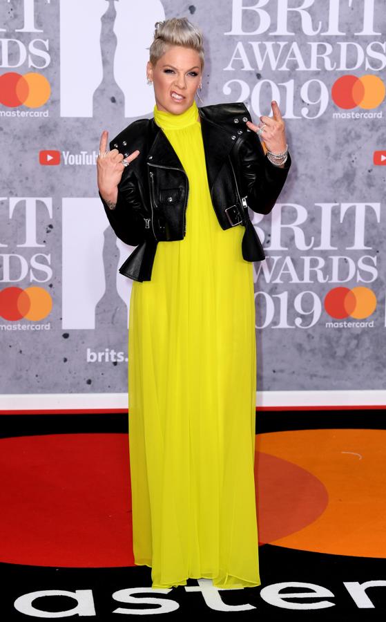 Los looks de Brit Awards 2019 que sí nos gustaría ver en los Oscar: P!nk