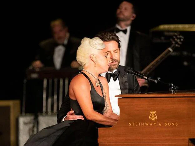 Lady Gaga y Bradley Cooper durante su actuación de 'Shallow' en los Premios Oscar 2019. Pincha sobre la foto para ver todos los looks de la alfombra roja./