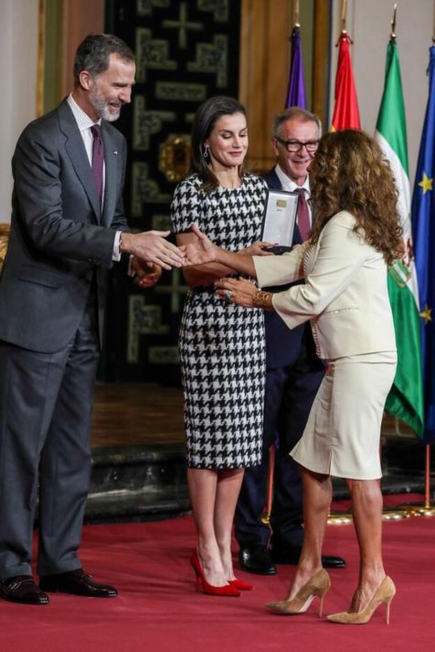 Don Felipe y doña Letizia entregando la medalla a Lolita Flores./Gtres