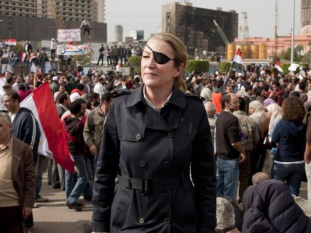 Marie Colvin trabajando en la Plaza Tahrir durante la revolución egipcia (2011)./d.r.