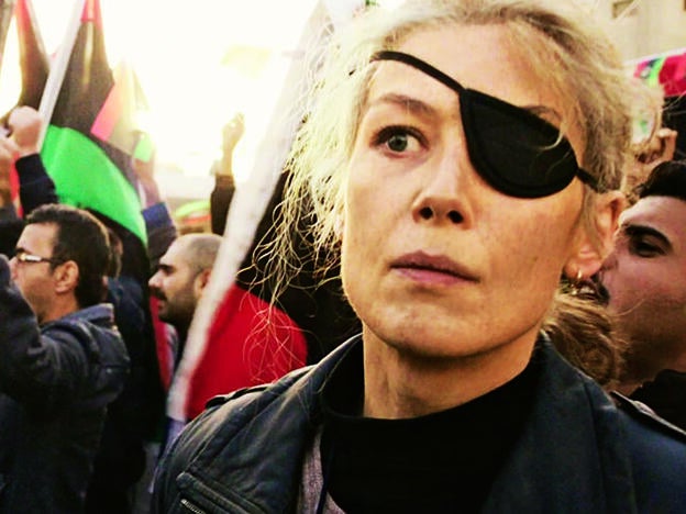 Rosamund Pike caracterizada como la leyenda del reporterismo de guerra Marie Colvin, que perdió un ojo cubriendo la guerra civil en Sri Lanka.