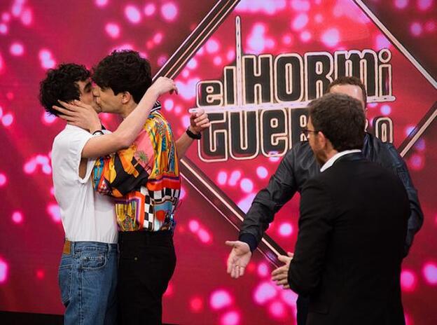 Los Javis se besan tras casarse en 'El Hormiguero'. Pincha sobre la foto para ver las bodas de los famosos que nos dejó 2018./flickr.