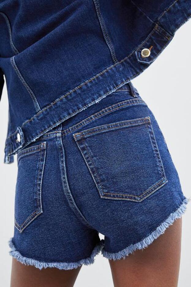 Short denim de Zara.