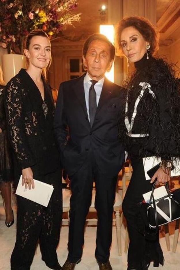 Marta Ortega fue vestida de Zara al desfile de alta costura de Valentino el pasado mes de enero. En la foto, junto al diseñador italiano y Naty Abascal, que subió esta foto a Instagram.