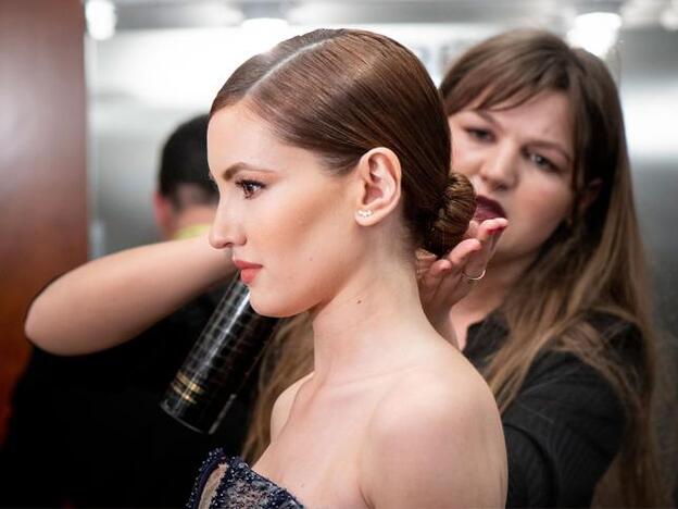 La peluquera María Barrera ha sido la artífice del look capialr de Ivana Baquero, para el que ha utilizado productos de L'Oréal Professionnel.