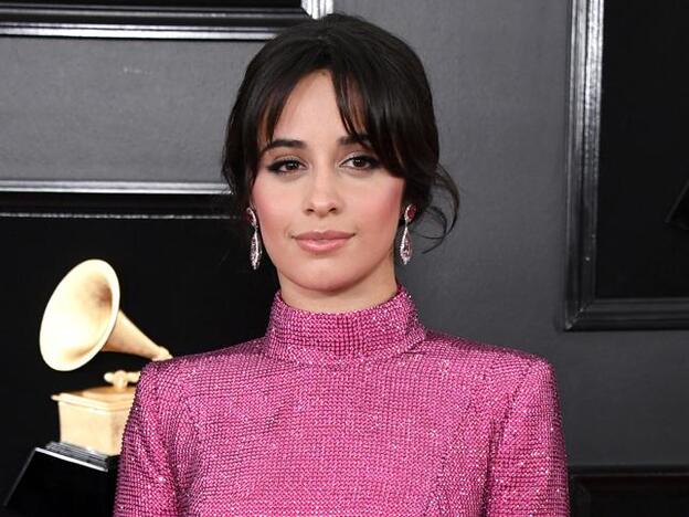 Camila Cabello suele jugar con su flequillo: lo luce abierto en el medio, de lado o recto.