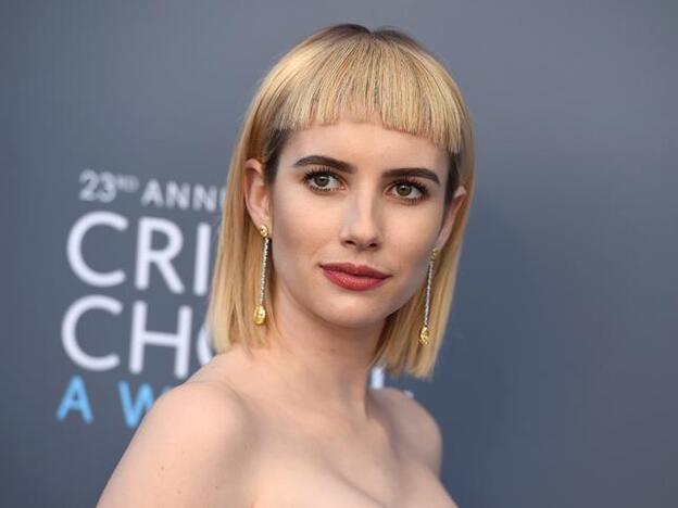 Emma Roberts causó furor con este flequillo, que resultó ser una peluca.