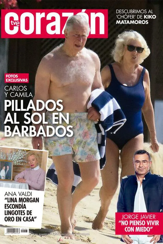 Carlos de Inglaterra y Camila Parker Bowles en traje de baño, protagonistas de la portada de 'Corazón'./d.r.
