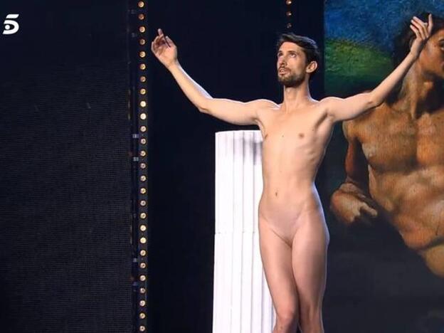 Adrián Pino desnudo en el plató de 'Got Talent'. Pincha sobre la foto para ver los famosos que, como Risto Mejide, sufrieron 'bullying' de pequeños./telecinco.