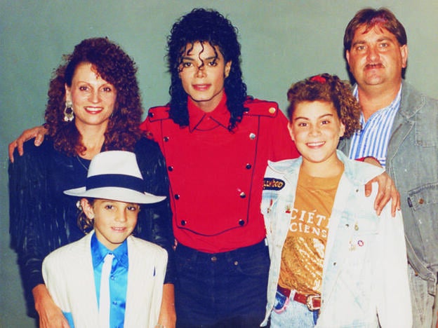 Michael Jackson junto a una familia./d.r.