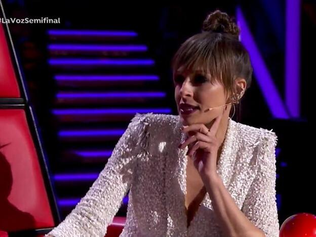 Eva González lució en esta nueva gala de 'La Voz' un moño alto con falso flequillo.