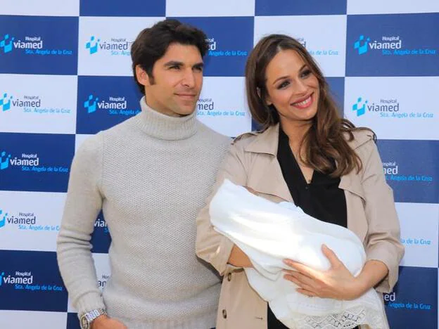 Eva González y Cayetano Rivera el día que presentaron a su hijo a la prensa. Pincha sobre la foto para ver las famosas que anunciaron embarazo en 2018./gtres.